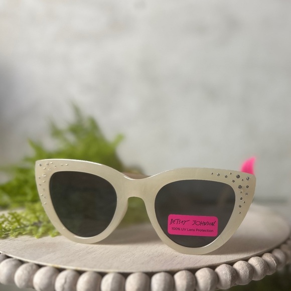 NEW! Betsey Johnson, cat eye rhinestone sunglasses - Picture 2 of 4